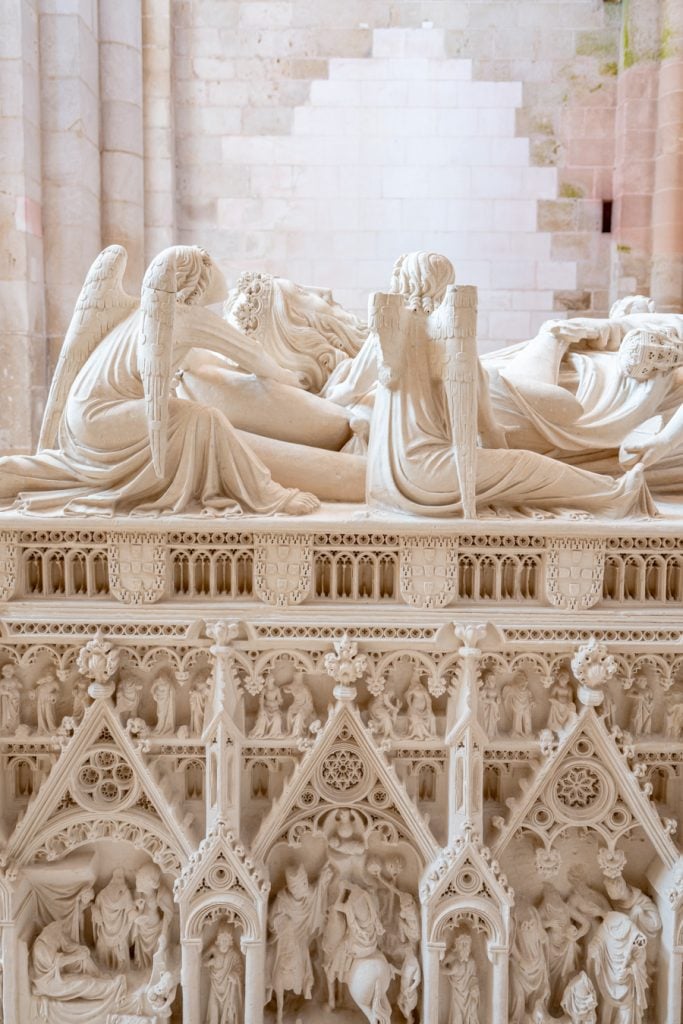 details on marble tombs in alcobaca monastery