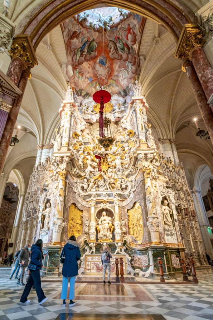 altar inside the toledo cathedral, one of the best things to do in toledo day trip from madrid