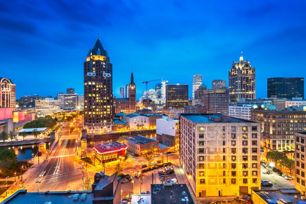 milwaukee wisconsin skyline at night