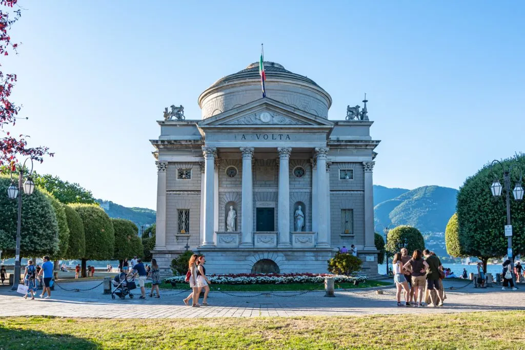 front facade of the volta museum in como italy, a possible stop on a lake como day trip from milan