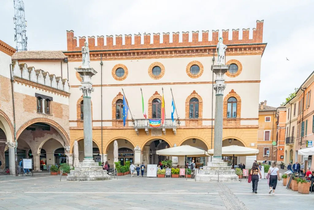 piazza del popolo in ravenna on a cloudy day