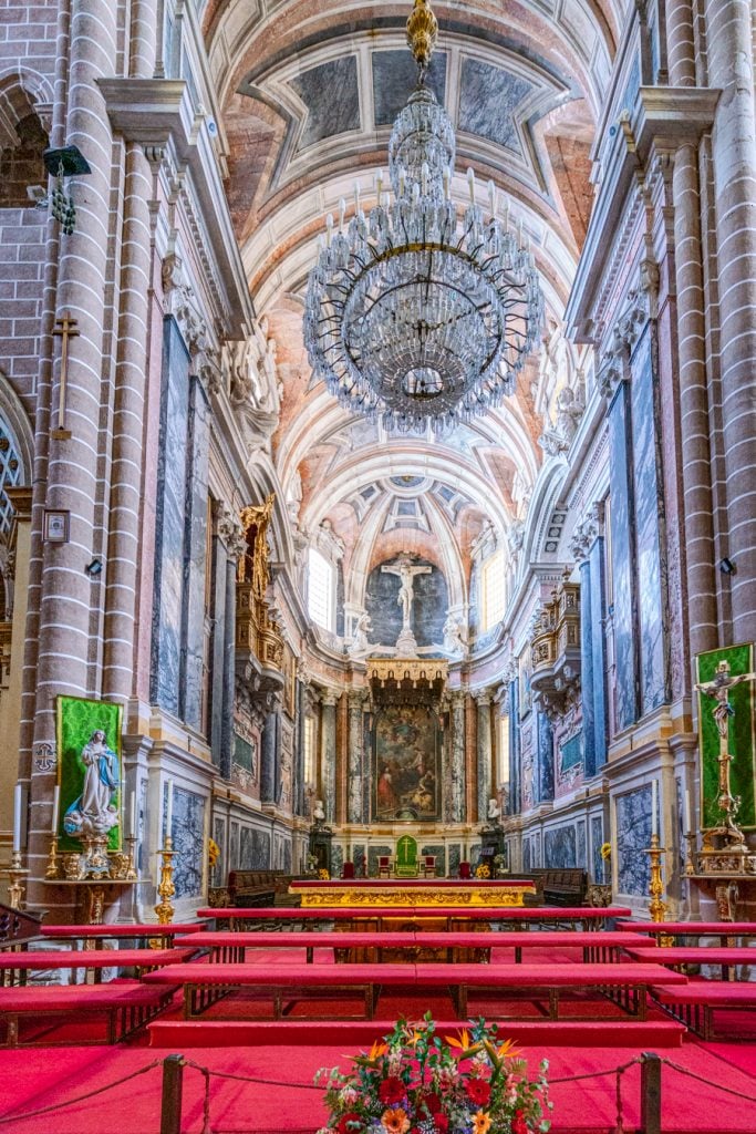 altar inside the evora cathedral