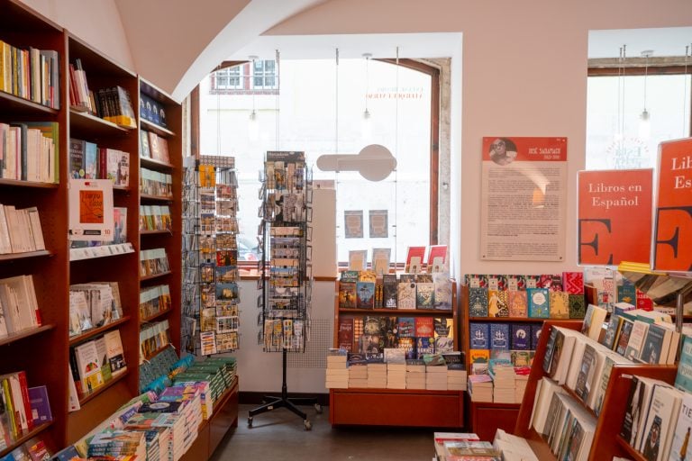 oldest book store in the world lisbon
