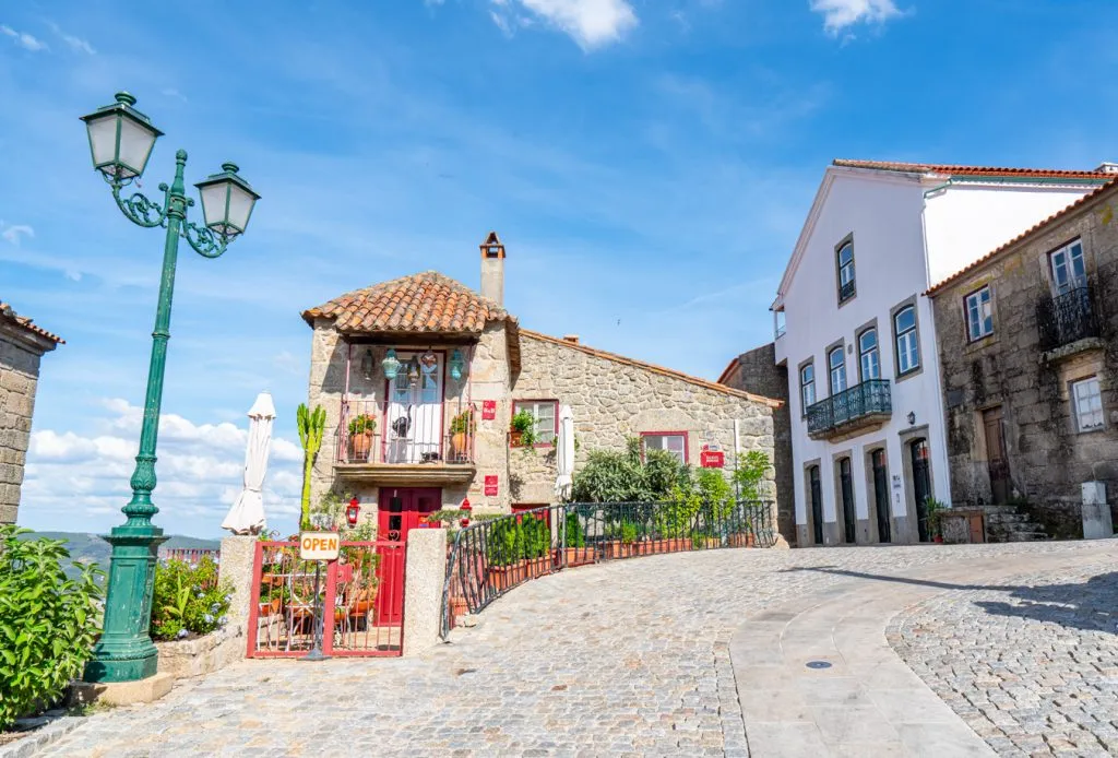 front facade of casa de david, one of the best places to stay in monsanto portugal