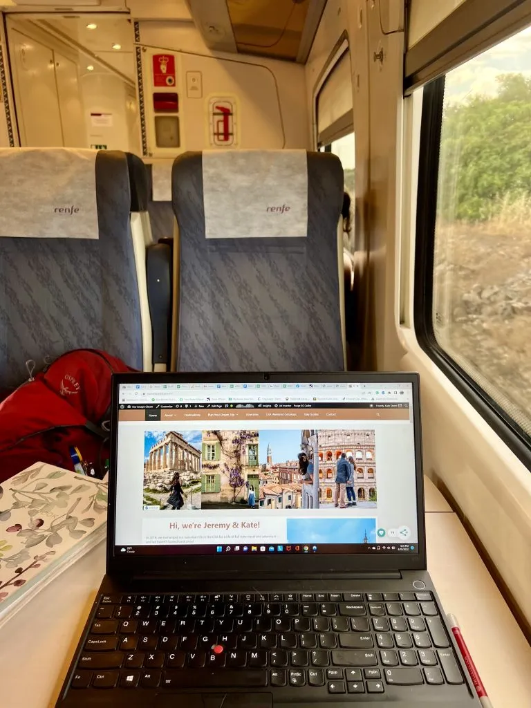 máy tính xách tay mở ra điều khoản trốn thoát của chúng tôi trên chuyến tàu Renfe ở hành trình Tây Ban Nha máy tính xách tay mở ra điều khoản trốn thoát của chúng tôi trên chuyến tàu Renfe ở hành trình Tây Ban Nha