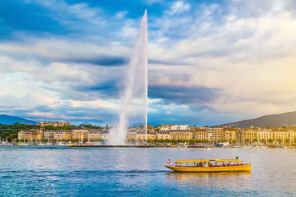 Jet d'eau Geneve in geneva swizterland near sunset