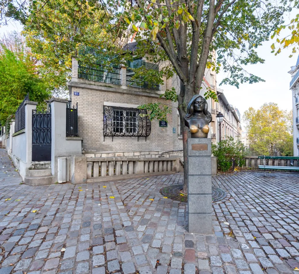 bust of dalida in place dalida, one of the top things to see in montmartre paris france