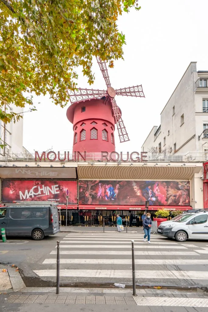 front facade of the moulin rouge paris