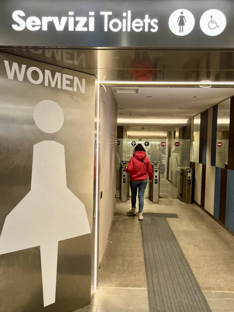 entrance to the public toilet for women in roma termini train station