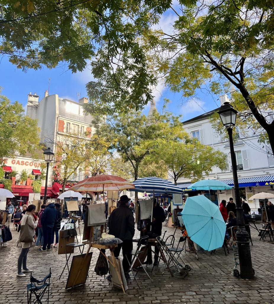 place du tertre on a sunny day