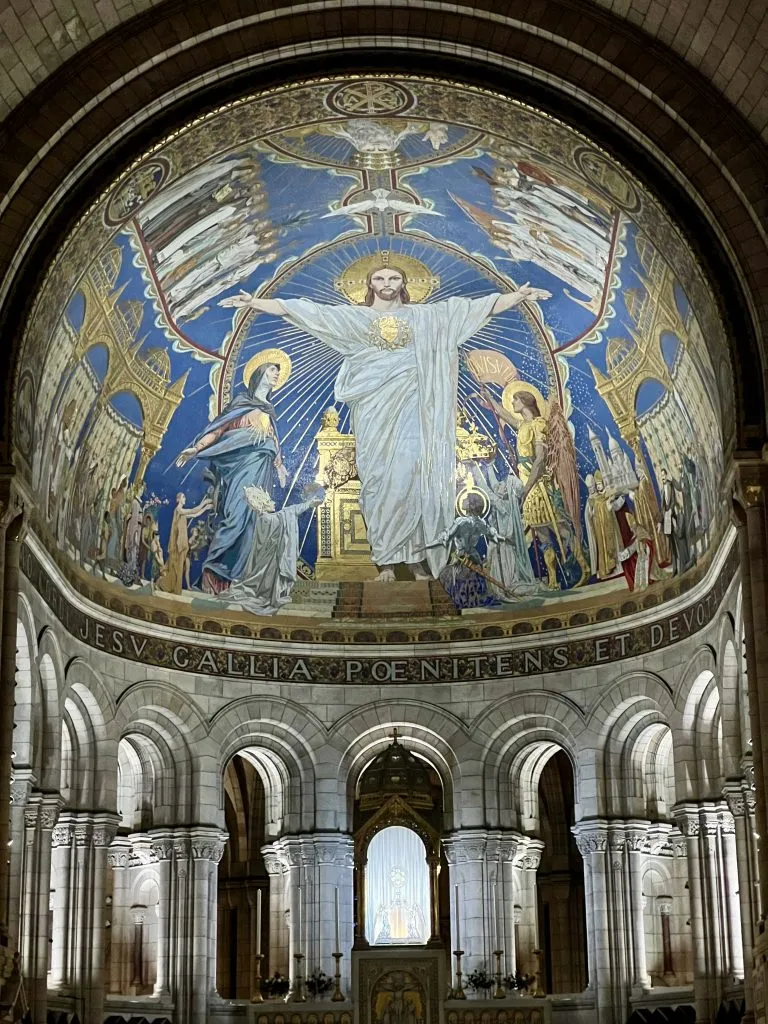 mosaic showing jesus christ over the apse of sacre coeur baslicia montmartre paris