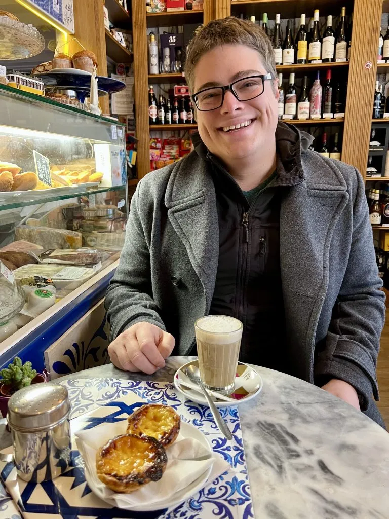 jeremy storm with a glaao and pasteis de nata in porto paris cafe montmartre