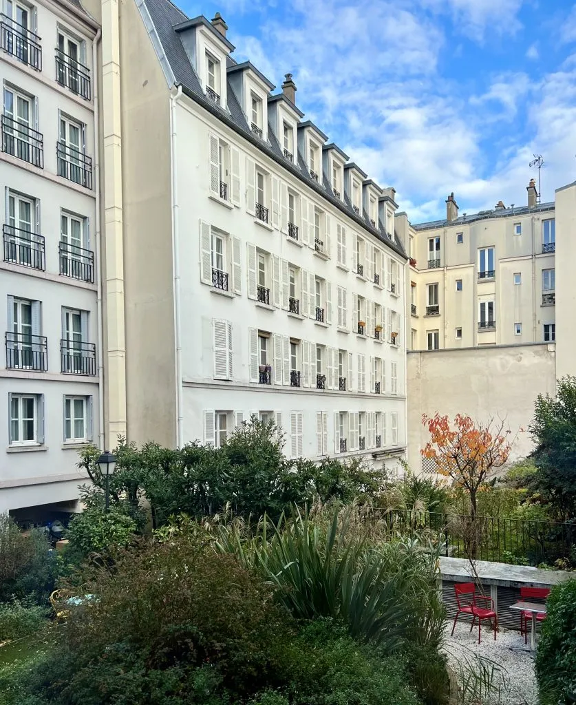 courtyard of montmartre hotel on a sunny day