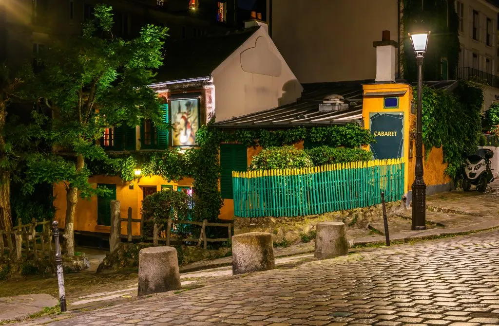 exterior of cabaret montmartre night