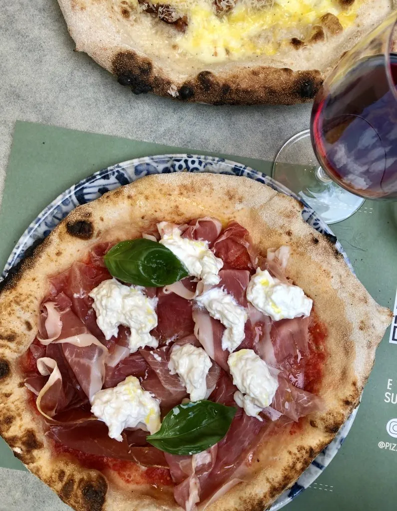 overhead view of a pizza in italy, guide to eating pizza italy