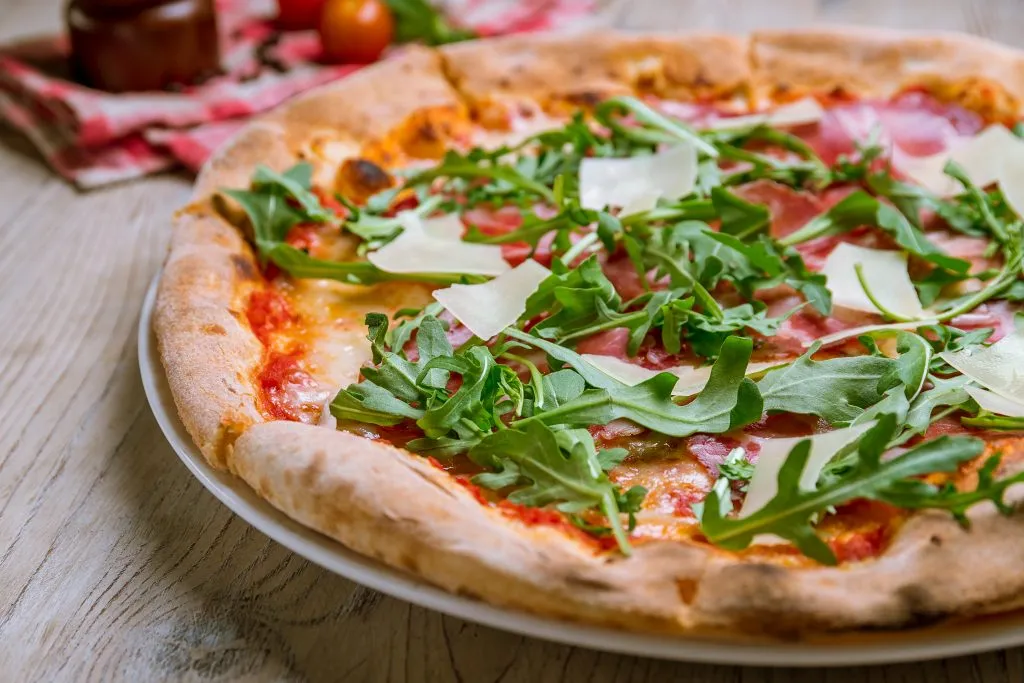 prosciutto e rucola italian pizza as seen from the side
